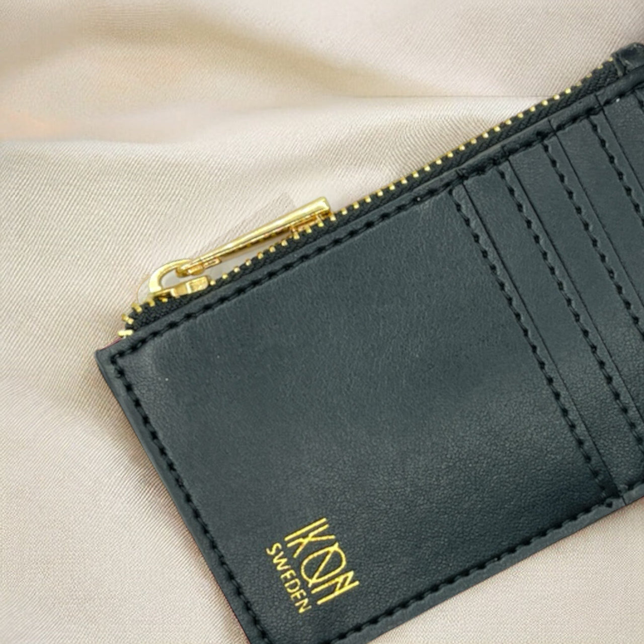 Kivik | Apple Leather Card holder - Black-2
